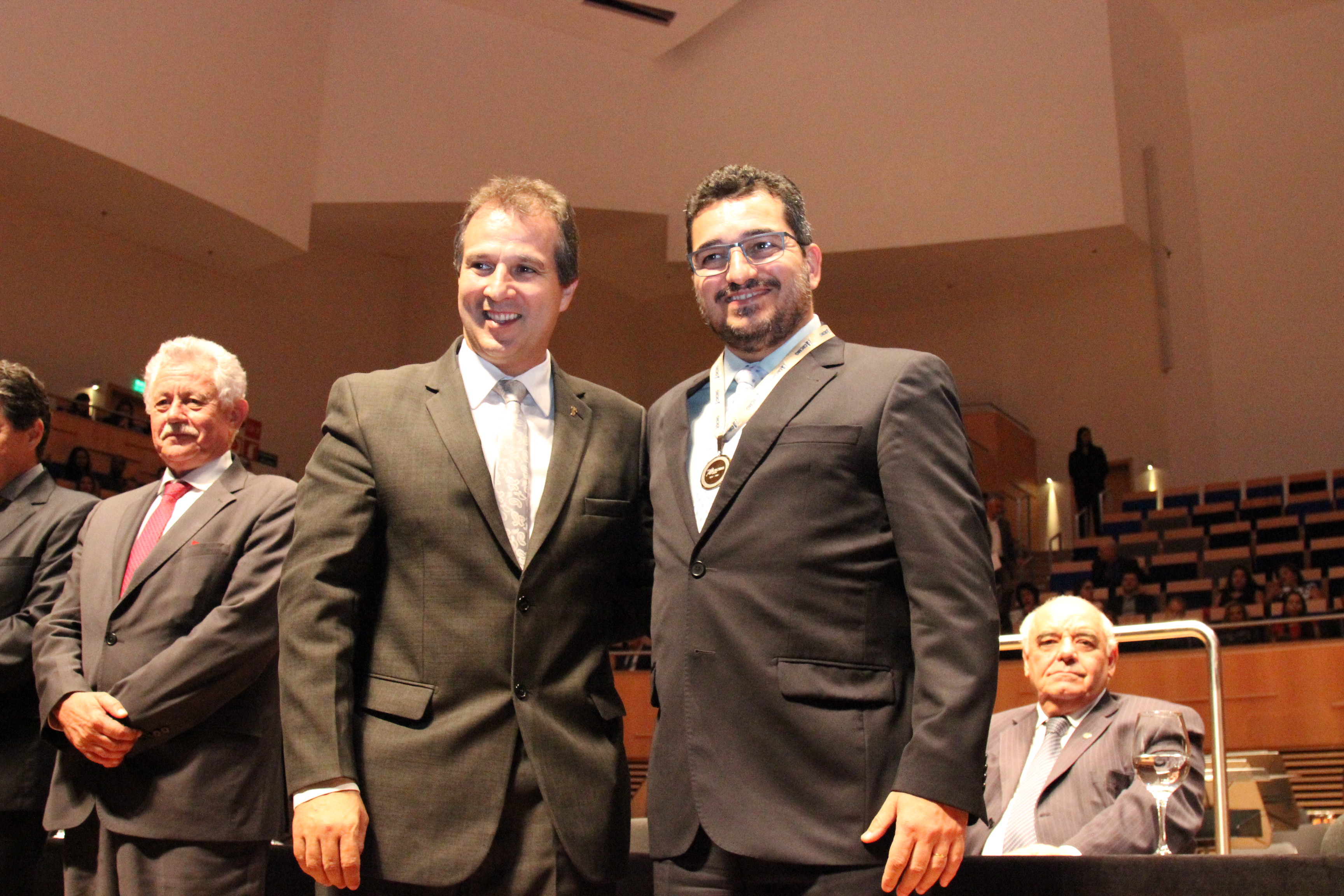 Presidente do CRCMG, Rogério Marques Noé, entrega medalha ao presidente do TCEMG, Cláudio Terrão